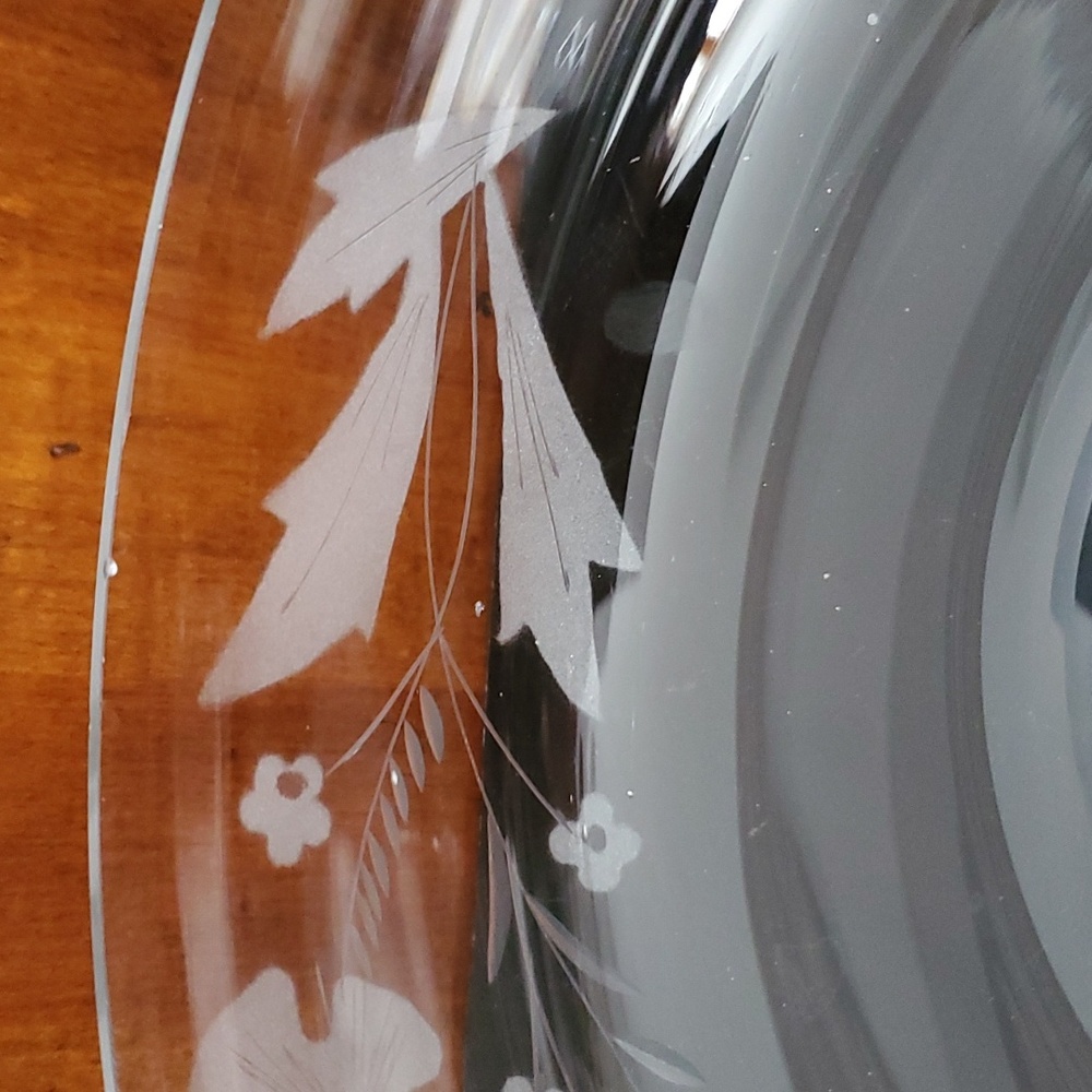 🇷🇴 8 1/2" Etched Floral Bowl with Thick Pedestal Base - Picture 9 of 16
